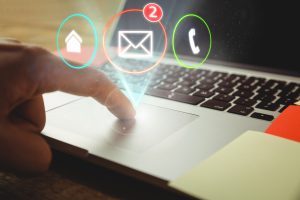 e-mail marketing: usuário clicando no notebook